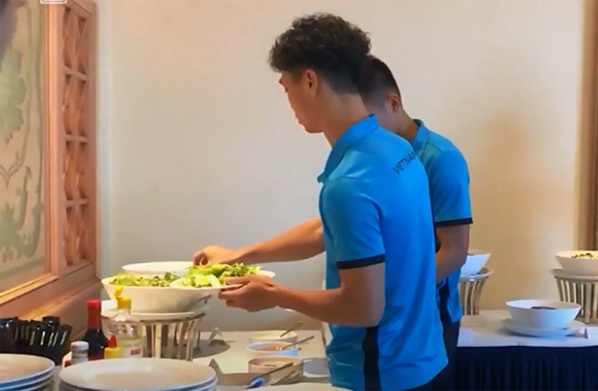 Các tuyển thủ ăn buffet ở khách sạn. 