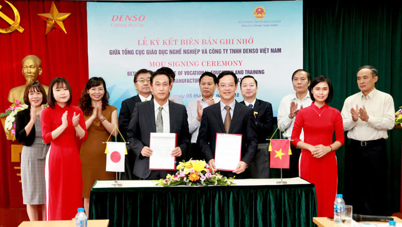 Tổng cục Giáo dục Nghề nghiệp (Bộ LĐ-TB&XH) và Cty TNHH Denso Việt Nam (Nhật Bản) đã ký Biên bản ghi nhớ về tài trợ huấn luyện thí sinh Việt Nam dự thi tay nghề thế giới vào năm sau.