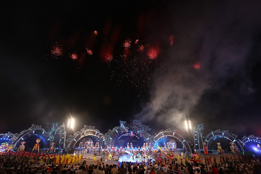 Người âm thầm đứng sau những niềm vui