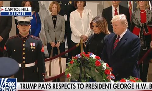 Đón linh cữu Bush 'cha' ở Đồi Capitol, Trump chào kiểu nhà binh