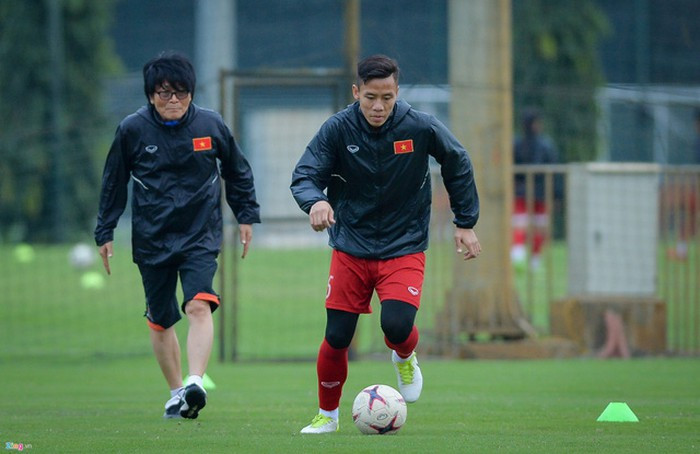 Cầu thủ Quế Ngọc Hải tập riêng với bác sĩ dưới cái lạnh 13 độ của Hà Nội, chuẩn bị cho lượt về AFF Cup. Ảnh: Zing