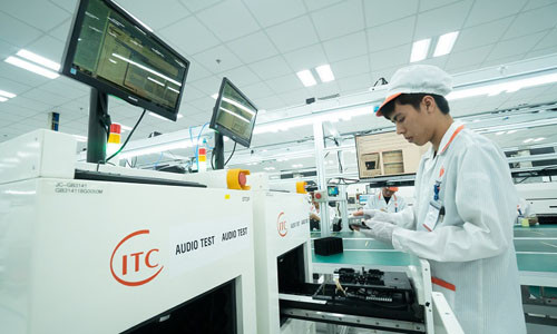 Thấy gì từ việc Vingroup sản xuất điện thoại, ô tô?