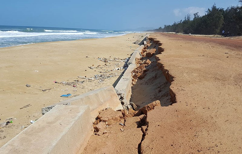 Cả hệ thống kè biển Tam Quan bị đổ sập. Ảnh: TL