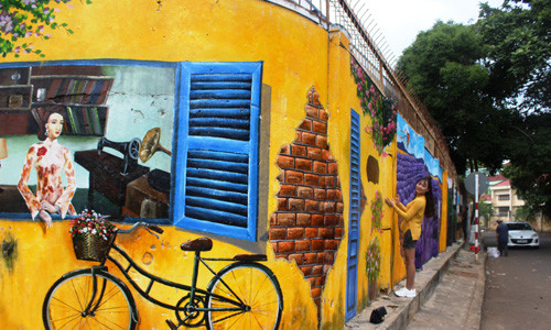 Khách chụp ảnh lưu niệm tại Đường sách cà phê Buôn Ma Thuột