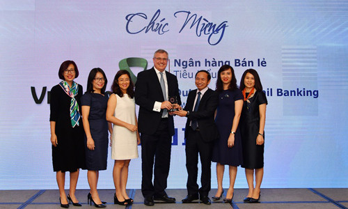 Ông Thomas William Tobin – Giám đốc Khối bán lẻ (thứ 4 từ trái sang) và đại diện các phòng/ban/trung tâm thuộc Khối bán lẻ Vietcombank nhận Giải thưởng “Ngân hàng bán lẻ tiêu biểu” năm 2018