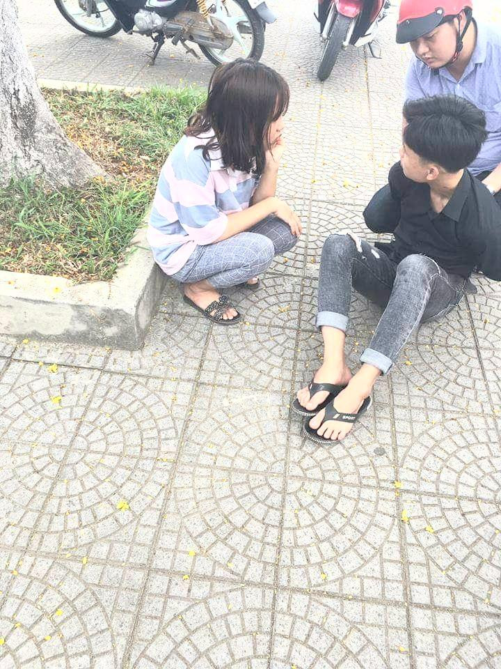 Lê Văn Hoài (áo đen) sau khi đâm anh Lan đã bị người dân khống chế