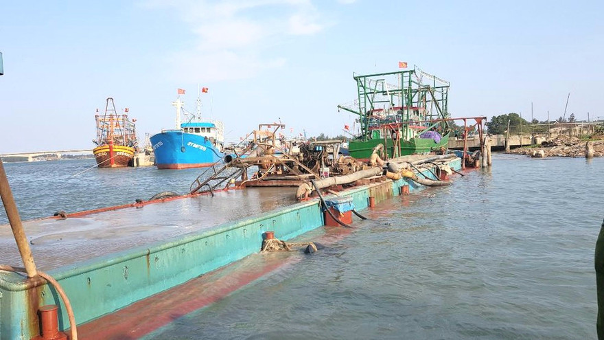 Tàu sắt biển kiểm soát NĐ-3127 khai thác cát trái phép.