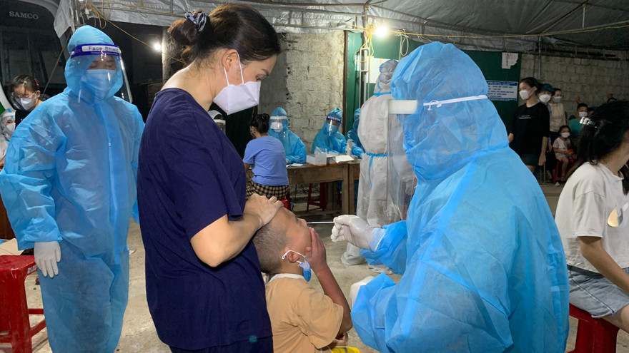 Nhân viên y tế xuyên đêm lấy mẫu xét nghiệm cộng đồng.