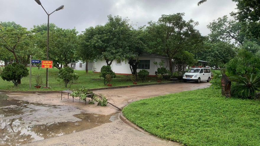 Nhân viên y tế đang tiến hành xử lý đảm bảo an toàn phòng chống dịch bệnh đối với trường hợp nhiễm COVID-19 tử vong tại BV Hữu nghị Việt Nam - Cu Ba Đồng Hới.