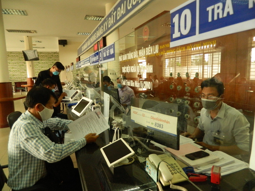 Người dân làm thủ tục hành chính tại trụ sở UBND TP Thủ Đức