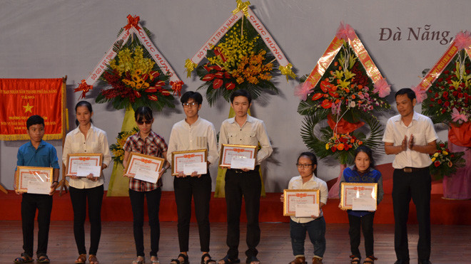 Các bạn sinh viên có hoàn cảnh khó khăn nhận học bổng trong ngày khai giảng. 