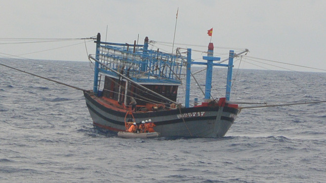 Lực lượng tìm kiếm cứu nạn tiếp cận tài cá QNa 95717 có nạn nhân bị đau tim nguy kịch trên biển. Ảnh: Trung tâm II cung cấp. 