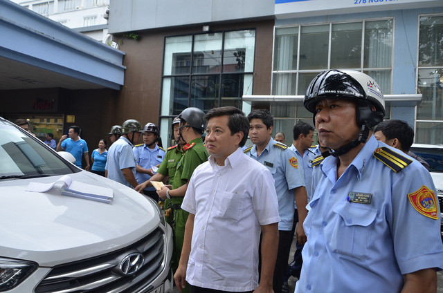 Phó Chủ tịch UBND quận 1 Đoàn Ngọc Hải trong một lần ra quân lập lại trật tự vỉa hè (ảnh Đình Thảo)