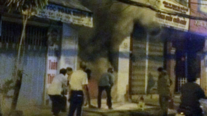 Cửa hàng bán túi xách bốc cháy ngùn ngụt khi bị đốt. Ảnh: Tin Tin.