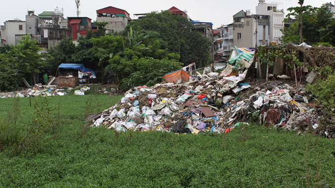 Cận cảnh hồ 'bẩn nhất Hà Nội'