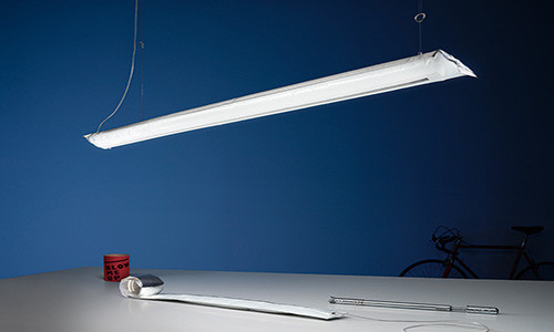 Thiết bị được làm từ nhựa dẻo và có dạng ống như các đèn tuýp thông thường. Ảnh: Designboom.