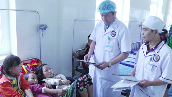 Bác sỹ Bệnh viện đa khoa huyện Sa Pa chăm sóc sức khỏe học sinh trường phổ thông dân tộc bán trú tiểu học - trung học cơ sở xã Hầu Thào bị nghi ngộ độc thực phẩm. (Ảnh Báo Lào Cai)