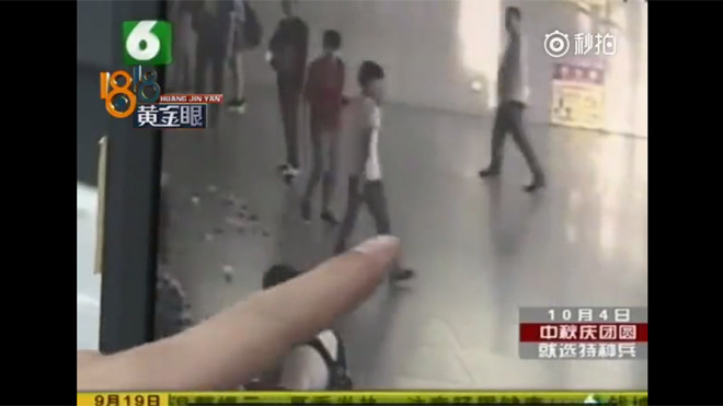 Thanh niên rải tiền ở nhà ga vì chia tay bạn gái