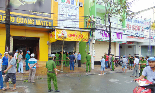 Căn nhà ba tầng kinh doanh đồ chơi trẻ em bị cháy. Ảnh: Phúc Hưng.