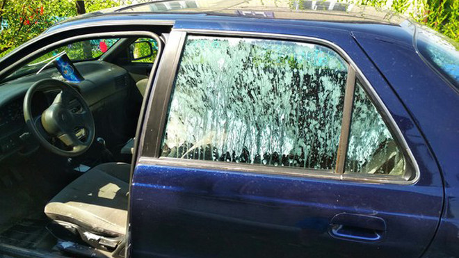 Ô tô suýt bị thiêu rụi vì chai nước bỏ quên: Bạn đừng nên bắt chước