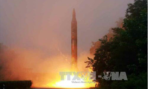 Một tên lửa đạn đạo được phóng thử trong cuộc tập trận của đơn vị pháo binh Hwasong thuộc Lực lượng chiến lược của Quân đội Nhân dân Triều Tiên. Ảnh: YONHAP/TTXVN