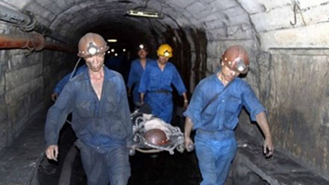 Nỗ lực cứu 2 công nhân than bị vùi lấp