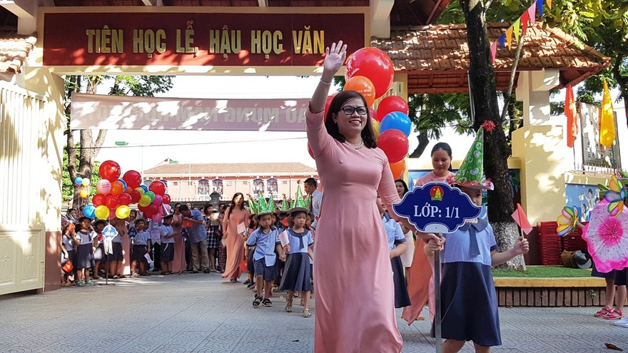 Đón trẻ vào lớp 1 tại thành phố Huế trong ngày khai giảng, chính thức bước vào năm học mới