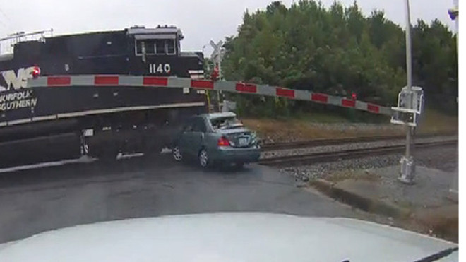 Kẹt giữa đường ray, ôtô bị tàu hỏa vò nát