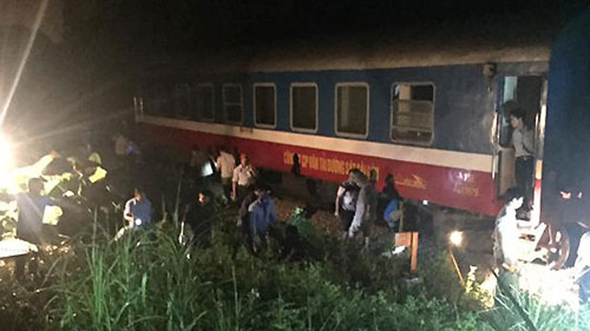 Cứu hộ toa tàu SE3 bị trật bánh. Ảnh: Huy Hiệu