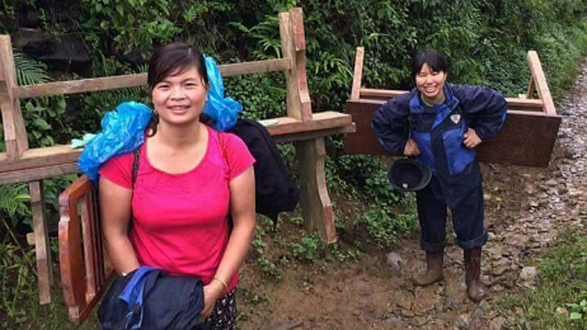 Trời mưa to khiến đường lầy và trơn trượt, các cô giáo phải mặc áo mưa và đi ủng để cõng bàn ghế đến điểm trường cho học sinh.