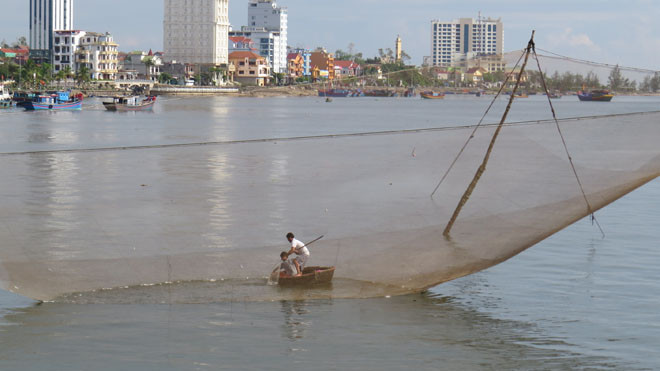 Rớ của bà Ánh đặt bên cạnh chân cầu Nhật Lệ