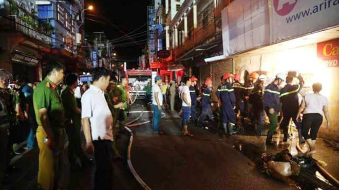 Lực lượng PCCC Huế nỗ lực dập tắt vụ hỏa hoạn giữa khu phố đông đúc.