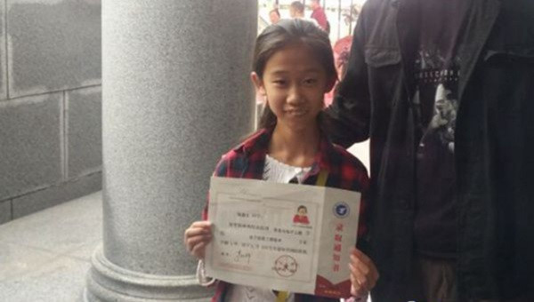 Zhang Yi Wen và giấy mời nhập học trên tay. Ảnh: youth.cn.