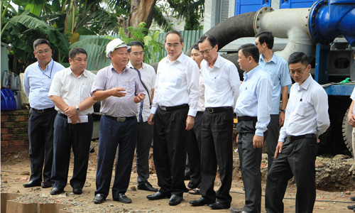 Bí thư Nguyễn Thiện Nhân thị sát máy bơm.