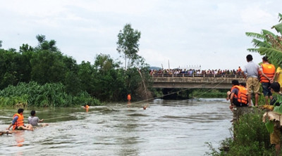 Lực lượng chức năng tìm kiếm thi thể nạn nhân.