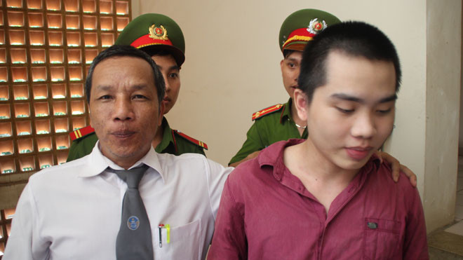 Đăng Thanh Tuấn và luật sư tại tòa sáng nay 8/9. Ảnh: Tân Châu