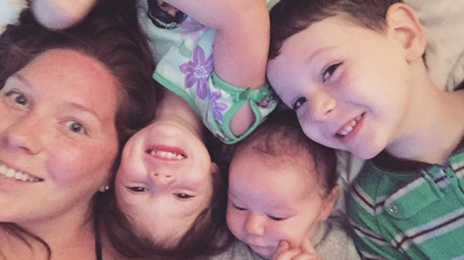 Massage và ôm ấp là cách Katie gọi con dậy trong tâm trạng thoải mái mỗi sáng. Ảnh: Viewsfromastepstool.