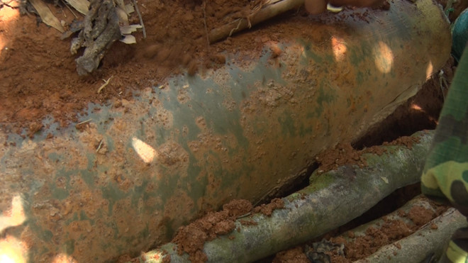 Quả bom còn nguyên màu sơn khi bị đào ra.