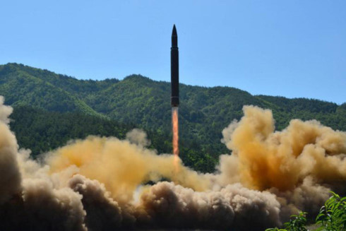 Tên lửa đạn đạo liên lục địa Hwasong-14 của Triều Tiên rời bệ phóng vào tháng 7/2017. Ảnh: KCNA.