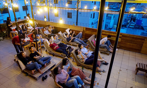 Rạp chiếu phim công cộng ngoài trời Hừng Hoa nằm trên đường Hòa Hưng, quận 10 được nhiều bạn trẻ biết tới vì sự độc đáo.