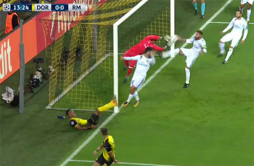 Bóng chạm tay Ramos trong khu vực 5 m50 của Real.