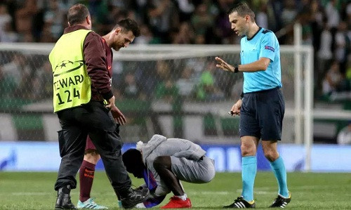 CĐV hôn lên chân trái của Messi. Ảnh: AP.