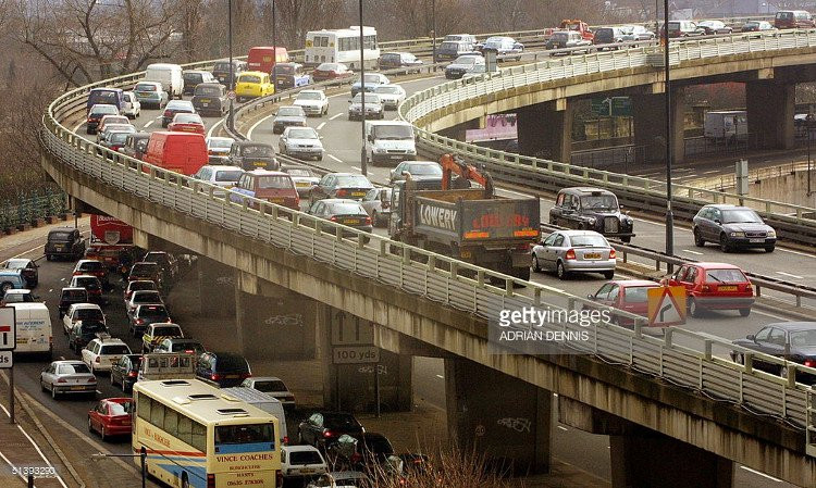 Trong tương lai, áp lực xe cộ gây ra lên mặt đường sẽ được chuyển hóa thành điện năng. (Ảnh minh họa: Adrian Dennis/EPA).