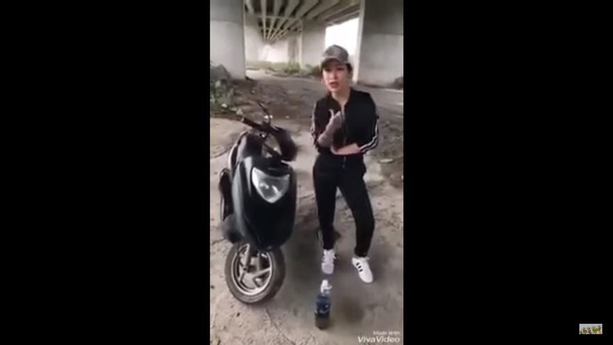 Chơi ngông: Khoe nhà có điều kiện, cô gái đổ xăng đốt xe