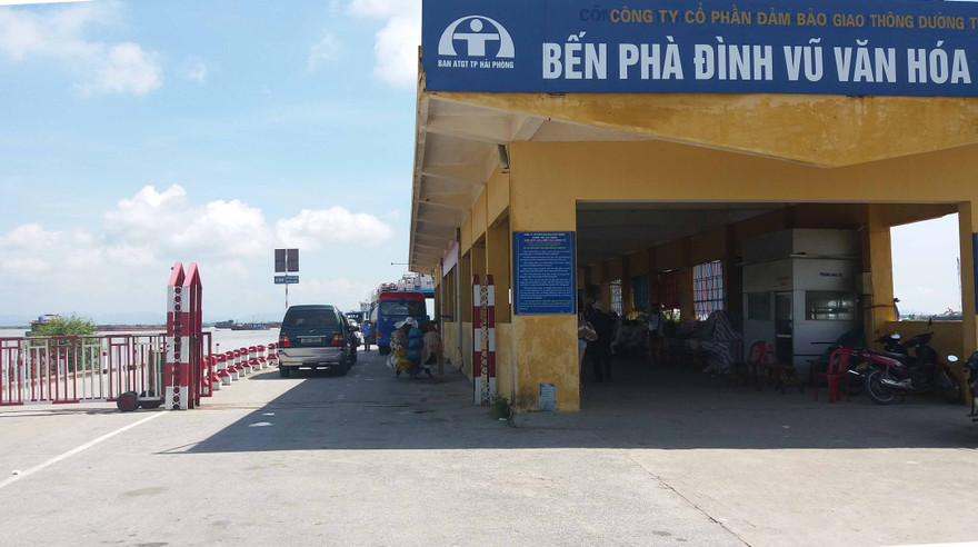 Bến phà Đình Vũ hối hả trong ngày hoạt động cuối cùng