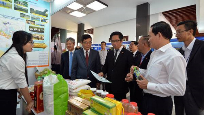 Một số gian hàng từ các tỉnh Đông Nam Bộ tham gia triển lãm tại diễn đàn