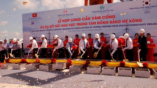 Lễ hợp long cầu Vàm Cống. (Ảnh: Cảnh Kỳ) 