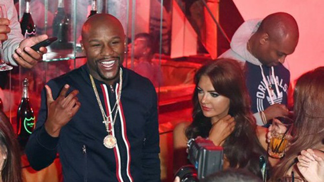 Mayweather vui vẻ tại một hộp đêm tại Anh hồi tháng Ba