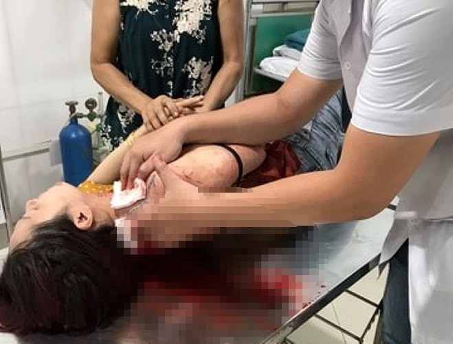 Rợn người cảnh người đàn ông thản nhiên đâm gục người phụ nữ