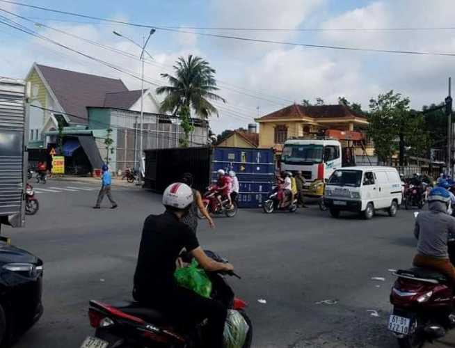 Clip: Người phụ nữ hoảng loạn vì thùng container đổ sầm trước mặt